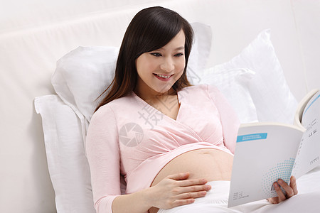 腹部身体保养孕妇看书图片