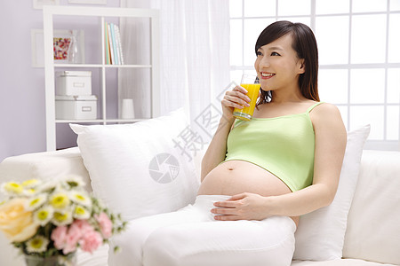 沙发不看镜头摄影孕妇喝果汁图片