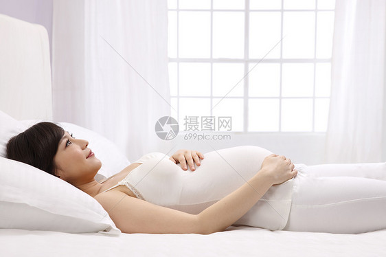 水平构图彩色图片轻松孕妇躺在床上图片