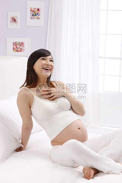 床保护幸福的孕妇图片
