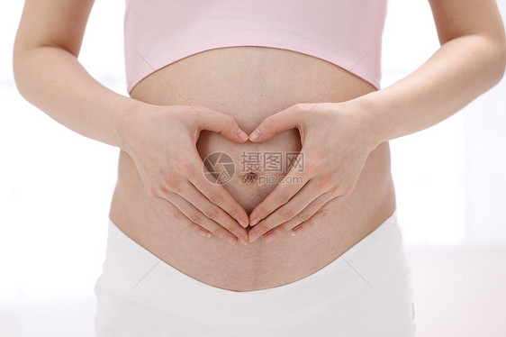 女人满意身体保养孕妇在肚子上做心形手势图片