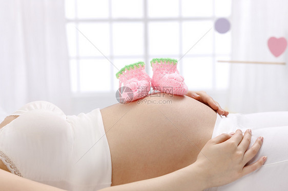 亚洲不看镜头渴望婴儿袜子放在孕妇的肚子上图片