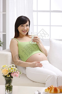 女人休闲装身体关注孕妇喝牛奶图片