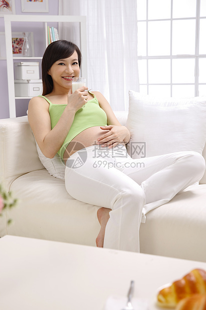 简单侧面视角彩色图片孕妇喝牛奶图片