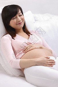 身体关注亚洲简单孕妇躺在床上睡觉图片