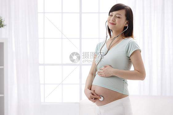 孕妇戴听诊器图片