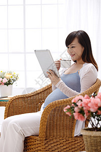 孕妇看平板电脑图片