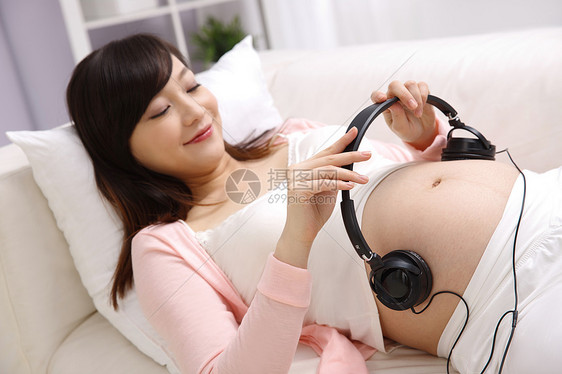 音乐爱半身像孕妇把耳机放在肚子上图片