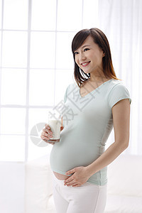 手放在肚子上营养彩色图片孕妇喝牛奶图片