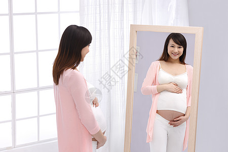 怀孕的母亲照镜子图片