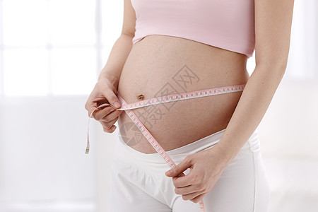 亚洲窗户住宅房间孕妇测量腰围图片