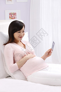 成年人轻松希望孕妇拿着超声波照片图片