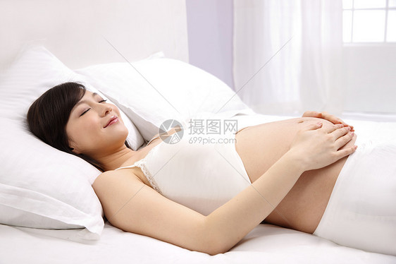 轻松渴望骄傲孕妇躺在床上睡觉图片