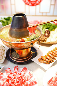 新年晚餐金属火锅与食材背景