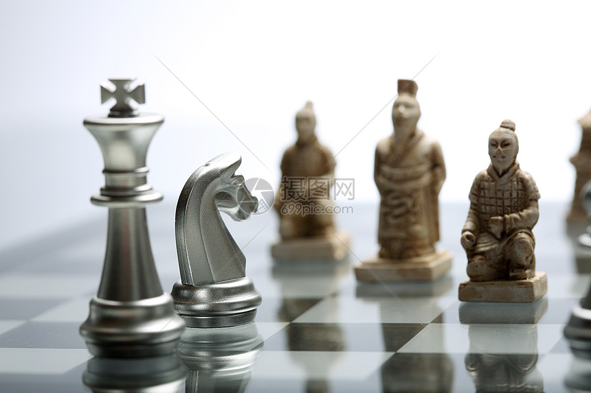 寓意中欧在国际象棋下的对弈图片