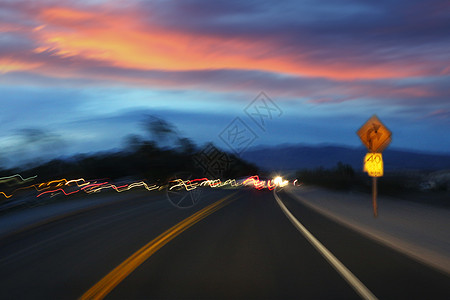 地形地貌前进的道路地貌箭头符号道路汽车背景