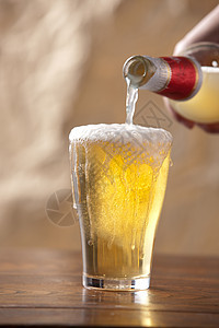 纯净酒瓶泡沫饮料静物啤酒图片
