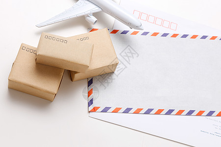 包装模型信封和物流箱静物表达航空货运背景