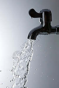 饮用水水龙头和水背景图片