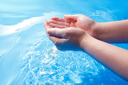 简单手势蓝色手和水背景图片