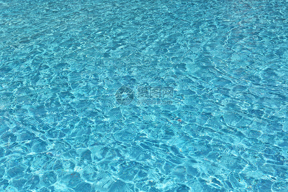 清澈蓝色的泳池图片