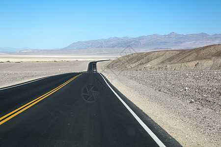 弯路大盆地沙漠地貌汽车广告背景图高清图片