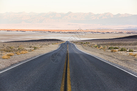 沙漠砂石户外汽车广告背景图图片