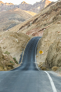 前进的道路岩石度假汽车广告背景图高清图片