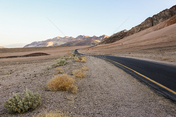 偏远的道路汽车广告背景图图片