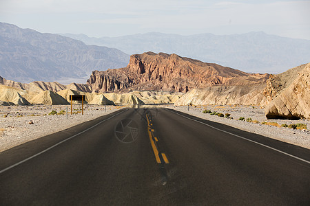 偏远的道路汽车广告背景图高清图片