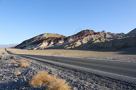 沙漠戈壁滩风光高速公路偏远的非都市风光汽车广告背景图背景