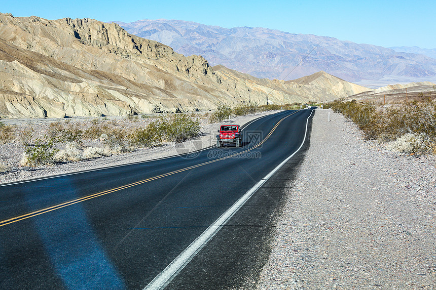 高速公路荒凉砂石汽车广告背景图图片