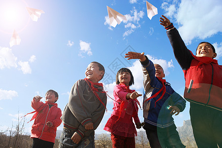 乡村小学生放纸飞机图片
