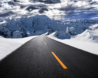 雪山上的公路图片