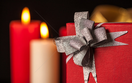 礼品盒与蜡烛图片