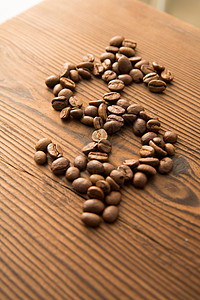 咖啡豆堆成的美元符号图片