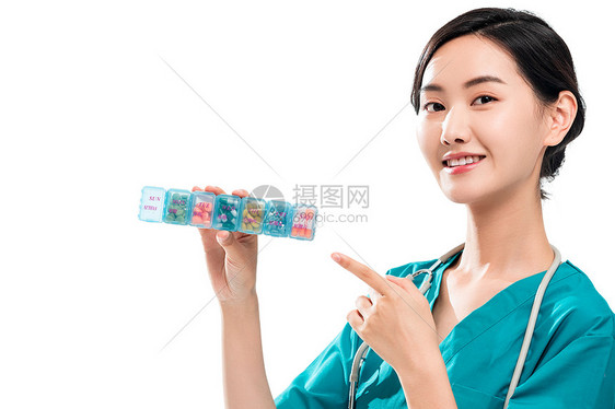 权威青年女医生拿着药盒图片