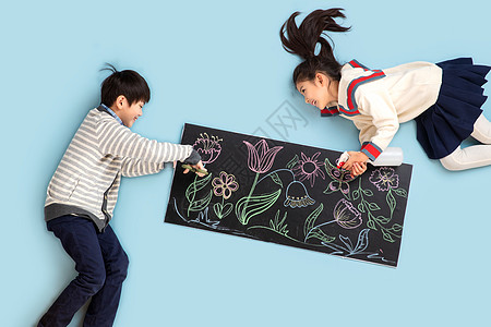 快乐儿童想象修剪花卉植物图片