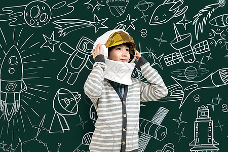 文化天文学探索戴着航天员头盔的小男孩站在黑板前图片