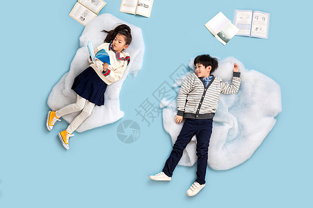快乐儿童躺在云彩上看书图片
