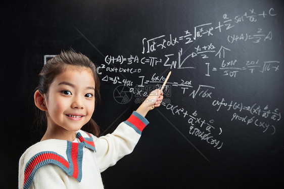 小女孩指着黑板上的数学题图片