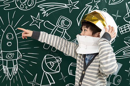 戴着航天员头盔的小男孩站在黑板前图片