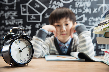 数学课本面无表情挫败的小学男生背景