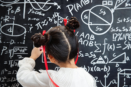 哪吒造型的小女孩在黑板上做题图片素材
