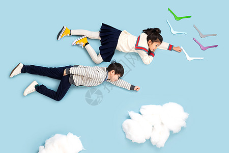 棉花和小孩快乐儿童模拟在天空飞翔背景
