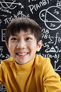 写满数学题黑板前的快乐男孩图片