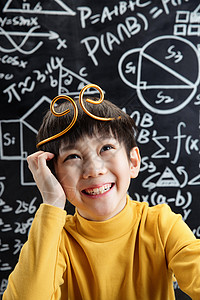 孙悟空造型的小男孩在黑板前思考图片