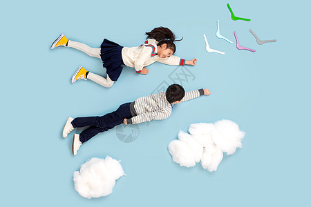 快乐儿童模拟在天空飞翔图片