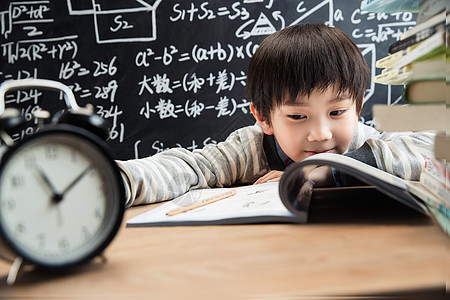 快乐学习的小学男生图片