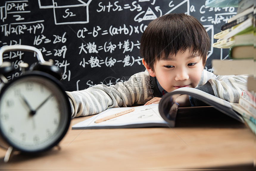 快乐学习的小学男生图片